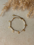 Beiges Kristallperlenarmband mit goldenen Anhängern ✨