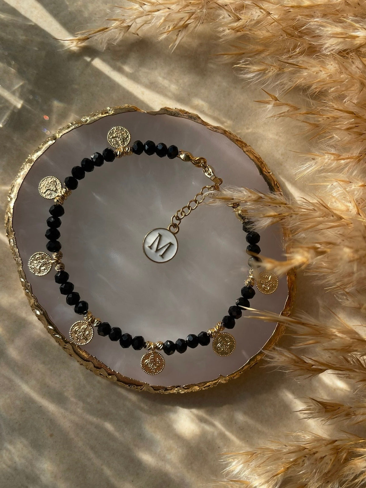 schwarzes Kristallperlenarmband mit goldenen Anhängern und Initiale 🖤